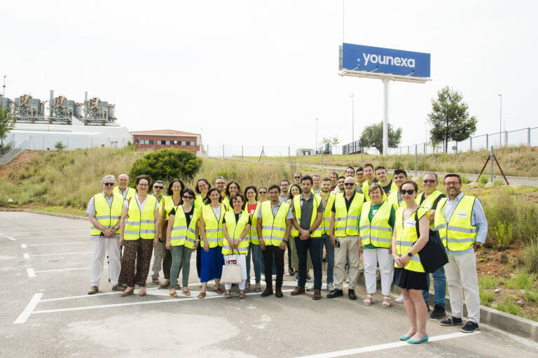 Estudiantes del Máster en Tecnología Cerámica de la UJI visita la planta de Younexa en Vall d'Alba